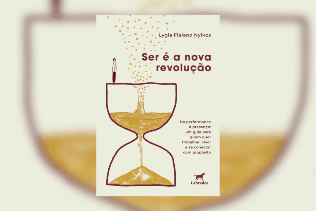 Capa em tom bege claro com a ilustração minimalista de uma ampulheta desenhada com traços marrons. No topo da ampulheta, há uma pequena figura humana em pé observando grãos amarelados caírem em direção à parte inferior. Na parte superior, lê-se o nome da autora "Lygia Flaiano Nyikos" e o título "Ser é a nova revolução". Do lado direito inferior, encontra-se o subtítulo e a marca da editora Labrador.