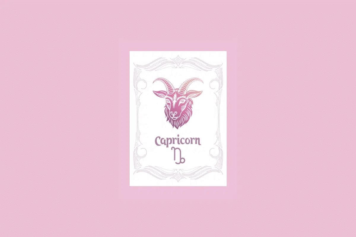 Um cartão branco com uma moldura ornamentada em rosa claro contém a ilustração de uma cabeça de cabra com um gradiente de roxo a laranja, e o texto "Capricorn" acima do símbolo da cabra, tudo sobre um fundo rosa sólido.