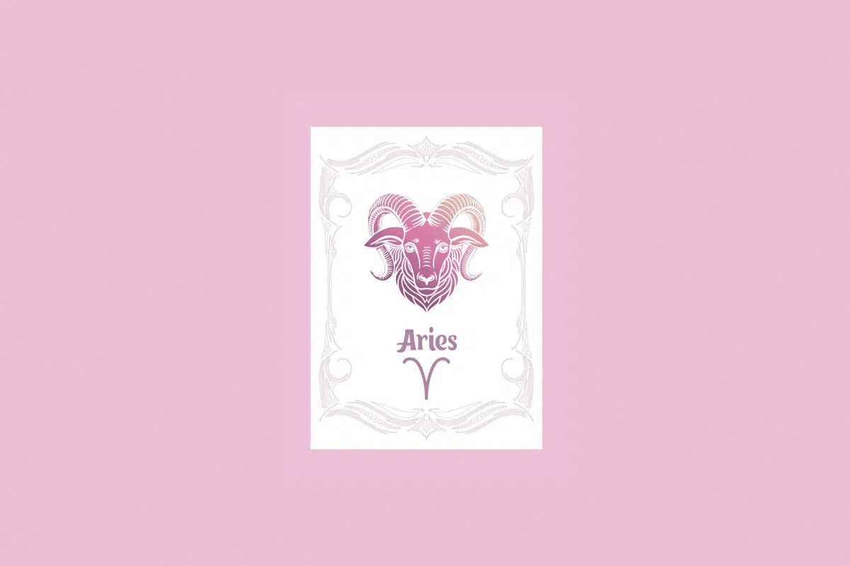 Um cartão branco com uma moldura ornamentada em rosa claro contém a ilustração da cabeça de um carneiro com um gradiente de roxo a laranja, e o texto "Aries" acima do símbolo do carneiro, tudo sobre um fundo rosa sólido. 