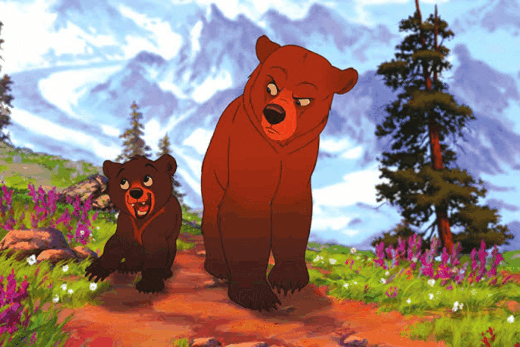 Um urso marrom adulto e um ursinho filhote caminhando por uma trilha na natureza. O filhote à esquerda parece alegre, enquanto o urso maior olha para ele com expressão séria. Ao fundo, há montanhas e vegetação.