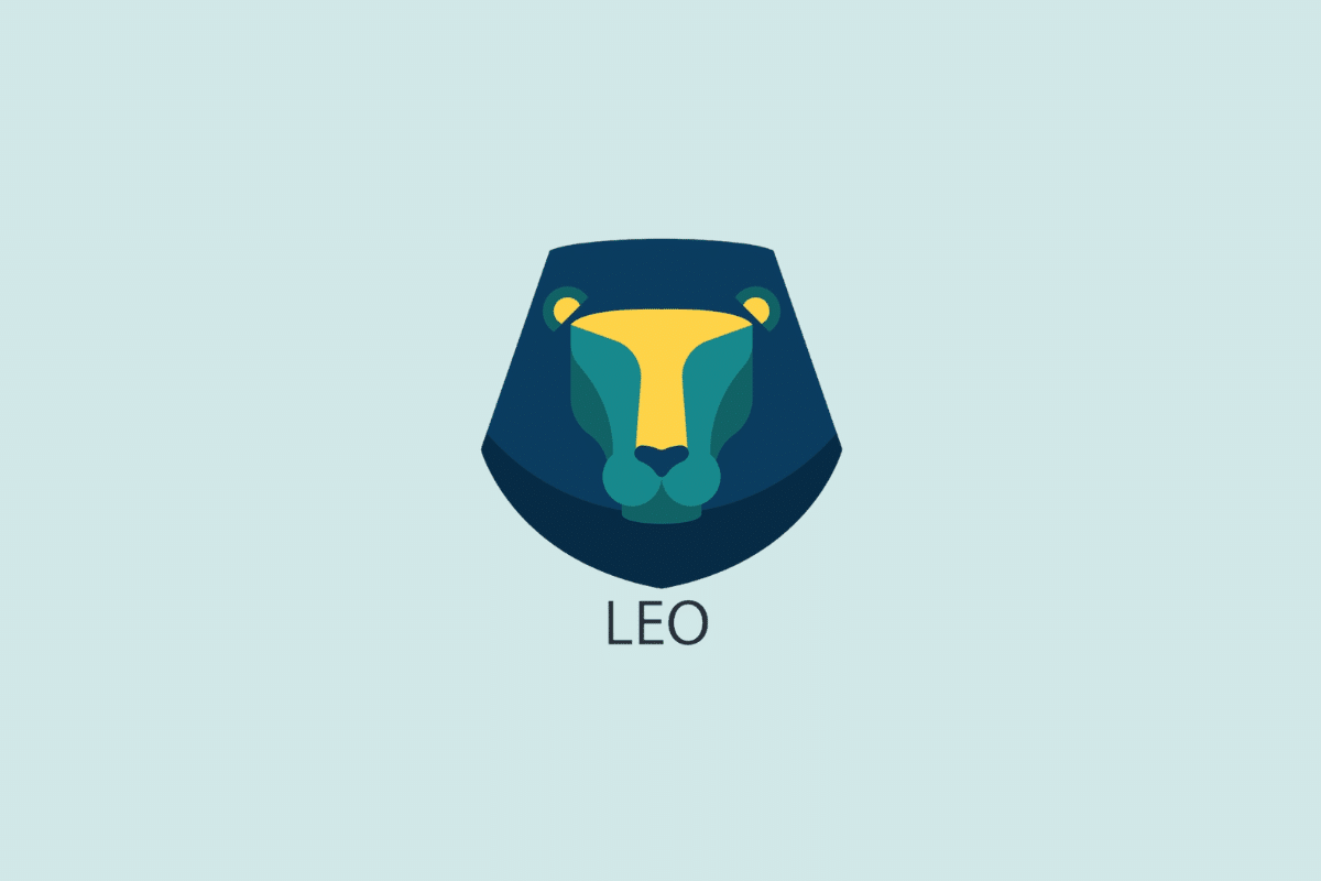 Ilustração vetorial em estilo plano da cabeça estilizada de um leão em tons de azul e amarelo, sobre um fundo azul-claro com a palavra "LEO" escrita abaixo.