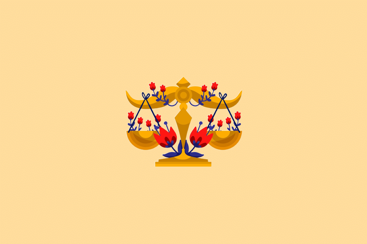 Ilustração estilizada do signo de Libra. No centro, uma balança dourada simétrica, cujos pratos estão decorados e preenchidos com ramos de pequenas flores vermelhas e folhas azuis. O fundo é de cor amarela clara uniforme.