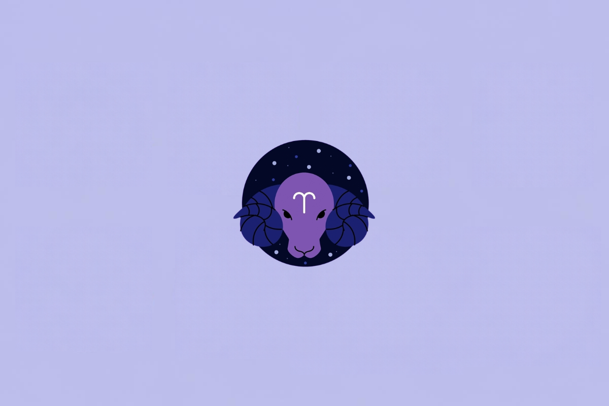 Ilustração do signo de Áries, representado pela cabeça de um carneiro com rosto roxo e grandes chifres curvados para os lados em azul. O símbolo de Áries aparece em branco na testa. Ao fundo há um círculo azul-marinho com pequenos pontos claros. Em fundo roxo-claro.