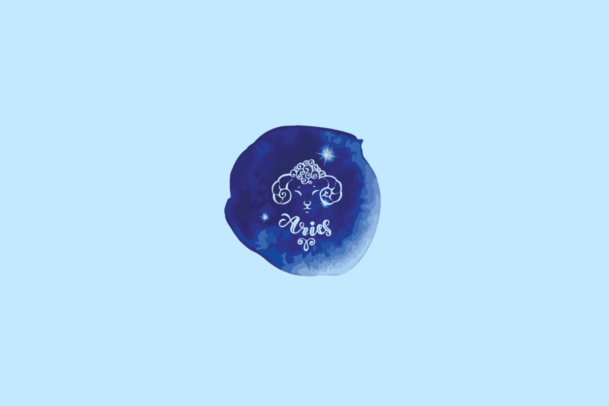 Ilustração do signo de Áries, representado por uma cabeça de carneiro com chifres curvados e detalhes ornamentais em branco e azul-claro. Pequenas estrelas aparecem ao redor, e o nome “Aries” está escrito em letras cursivas brancas abaixo do desenho. A ilustração fica dentro de uma mancha irregular azul-escura, com bordas em tons de azul, sobre fundo azul-claro.