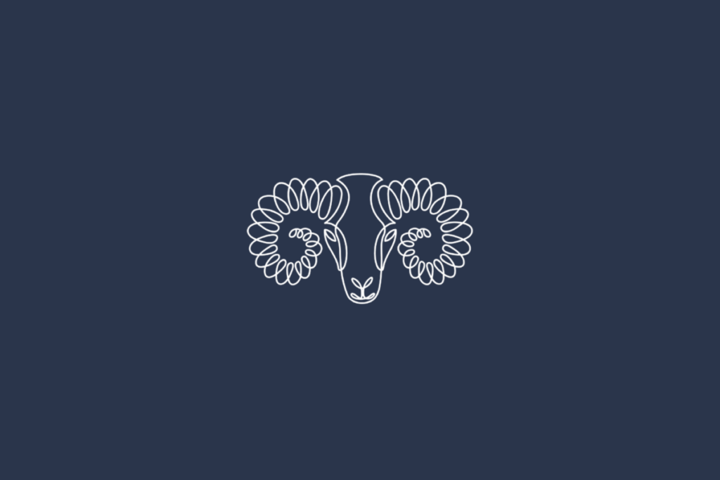 Ilustração linear branca do signo de Áries sobre fundo azul-marinho uniforme. O desenho representa a cabeça de um carneiro vista de frente, com dois chifres grandes e enrolados em espiral, dispostos simetricamente nas laterais. O rosto apresenta olhos pequenos, focinho alongado e contornos delicados formados por linhas finas e ornamentais.