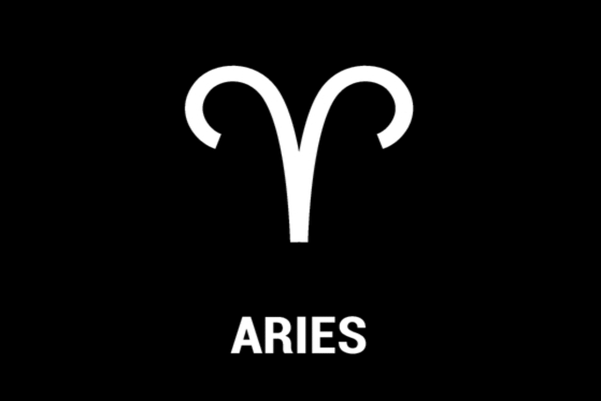 Imagem com fundo preto, apresentando o símbolo astrológico do signo de Áries em branco, formado por duas linhas curvas que se encontram na parte central e lembram os chifres de um carneiro. Abaixo, aparece a palavra “ARIES”, em letras maiúsculas e brancas.