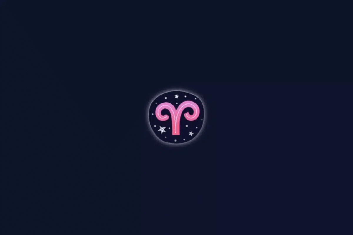 Ilustração do símbolo astrológico do signo de Áries em tons de rosa, representado por duas linhas curvas que lembram os chifres de um carneiro. O desenho aparece dentro de um círculo com pequenas estrelas brancas e um brilho suave ao redor, sobre um fundo azul-marinho escuro.