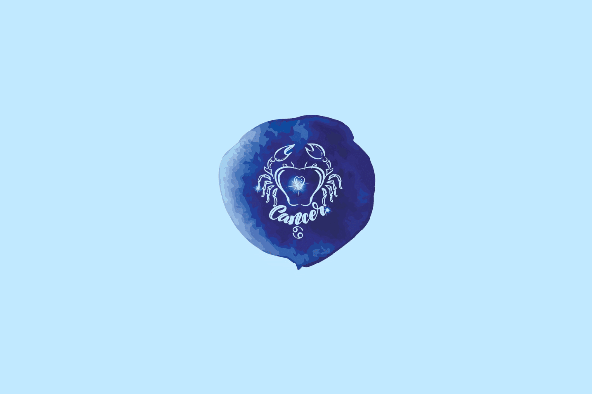 Ilustração do signo de Câncer, representado por um caranguejo estilizado em linhas brancas e azul-claras, com um coração no centro do corpo e pequenas estrelas ao redor. O nome “Cancer” aparece em letras cursivas brancas abaixo do desenho. A figura está em uma mancha irregular azul-escura, com áreas em tons mais claros de azul, sobre fundo azul-claro.