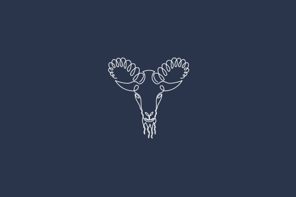 Ilustração linear branca do signo de Capricórnio sobre fundo azul-marinho uniforme. O desenho representa a cabeça de uma cabra vista de frente, com dois chifres grandes e curvados para os lados, decorados com linhas onduladas e espirais. O animal também apresenta orelhas laterais, olhos alongados, focinho estreito e uma pequena barba formada por traços entrelaçados abaixo do queixo.