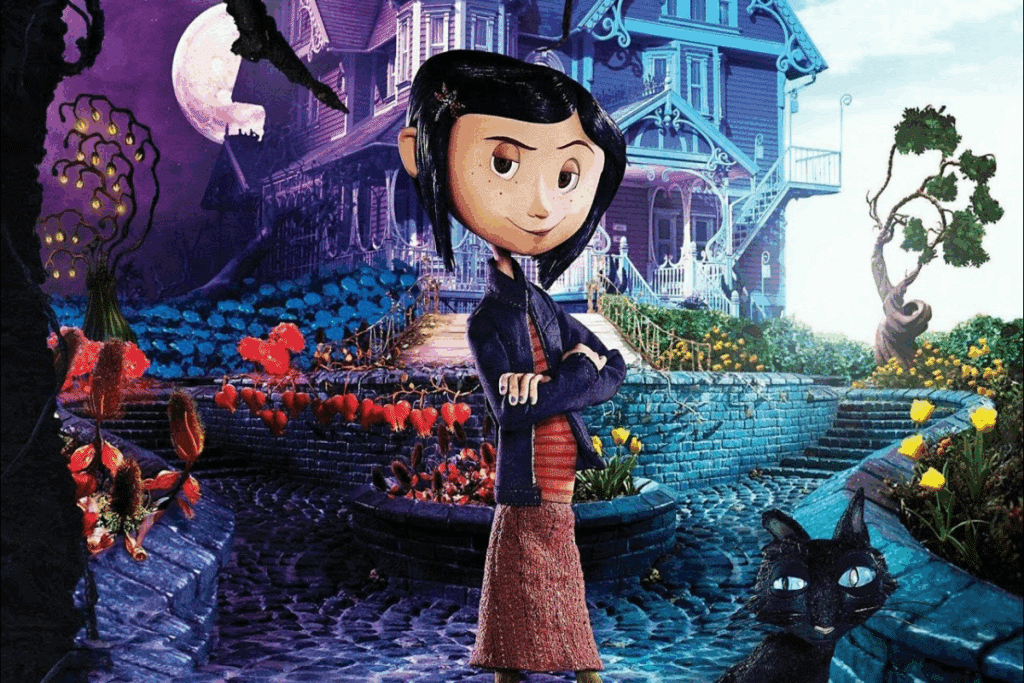 Imagem da animação Coraline e o Mundo Secreto, mostrando a personagem Coraline Jones, uma menina de cabelos pretos e curtos, em pé, com os braços cruzados e um leve sorriso. Ela veste um casaco azul-escuro e uma saia avermelhada. Ao seu lado, aparece um gato preto de olhos azuis. Ao fundo, há uma grande casa de estilo vitoriano, cercada por jardins coloridos e árvores de formatos incomuns. A paisagem combina tons de roxo e azul, com uma lua cheia iluminando parte do cenário.