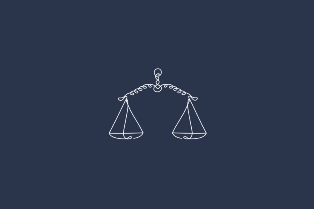Ilustração linear branca do signo de Libra sobre fundo azul-marinho uniforme. O desenho representa uma balança com dois pratos suspensos. A estrutura apresenta um pequeno ornamento em forma de laço na parte superior, uma barra horizontal decorada com curvas e dois braços inclinados que sustentam os pratos. Os pratos têm formato triangular arredondado e estão alinhados na mesma altura.