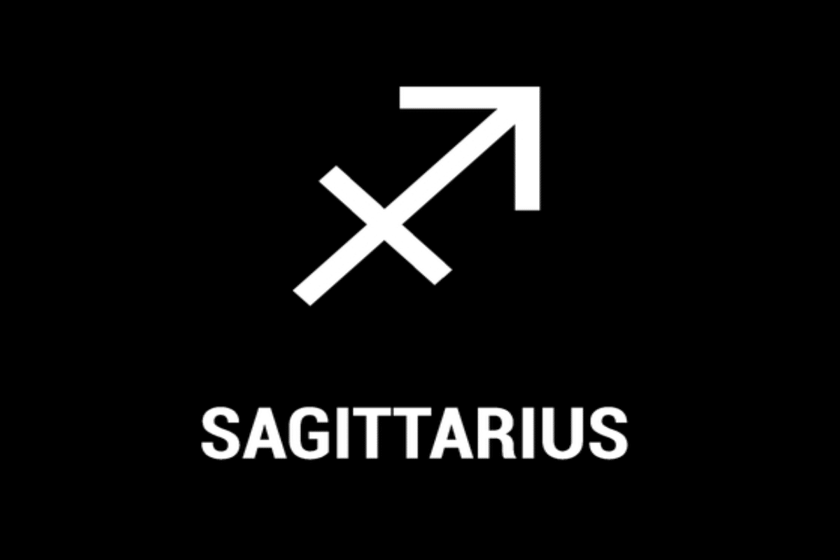 Imagem com fundo preto, apresentando o símbolo astrológico do signo de Sagitário em branco, representado por uma flecha apontada diagonalmente para cima e para a direita, atravessada por uma pequena linha. Abaixo, aparece a palavra “SAGITTARIUS”, em letras maiúsculas e brancas.