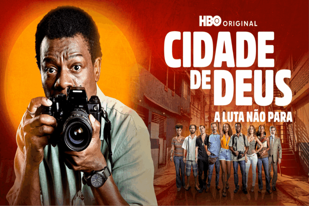 Cartaz da produção Cidade de Deus: A Luta Não Para, identificada no canto superior direito pelas inscrições “HBO ORIGINAL” e pelo título em letras brancas grandes. À esquerda, um homem negro de cabelos pretos curtos e crespos segura uma câmera fotográfica diante do rosto, olhando diretamente pela lente. Ele veste uma camisa verde-clara e usa um relógio escuro no pulso. Atrás dele, um círculo amarelo e alaranjado contrasta com o fundo vermelho, que apresenta construções urbanas, fachadas de prédios e vielas. Na parte inferior direita, um grupo de cerca de dez pessoas, entre homens e mulheres com roupas variadas, aparece alinhado diante das construções. A composição utiliza tons intensos de vermelho, laranja, amarelo e marrom, com contrastes marcantes de luz e sombra.