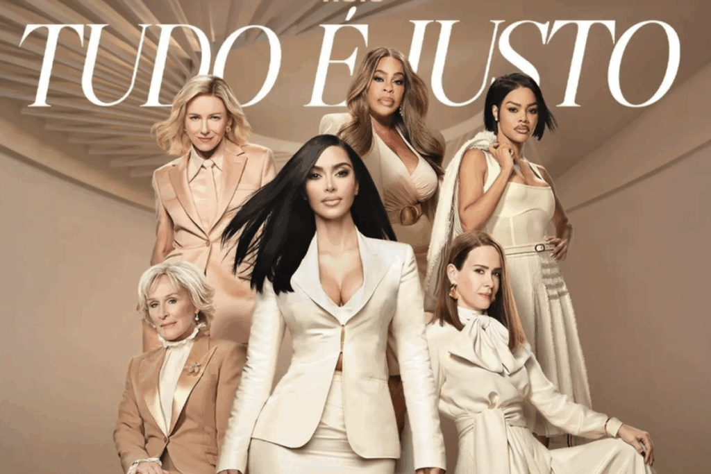 Pôster da série “Tudo É Justo” com seis mulheres posando juntas em um cenário bege, todas com roupas sofisticadas em tons de creme, nude e marfim. No centro, uma mulher de cabelos longos e pretos usa um terninho branco. Ao redor dela, outras atrizes aparecem sentadas e em pé. O título da série está em letras brancas no topo.